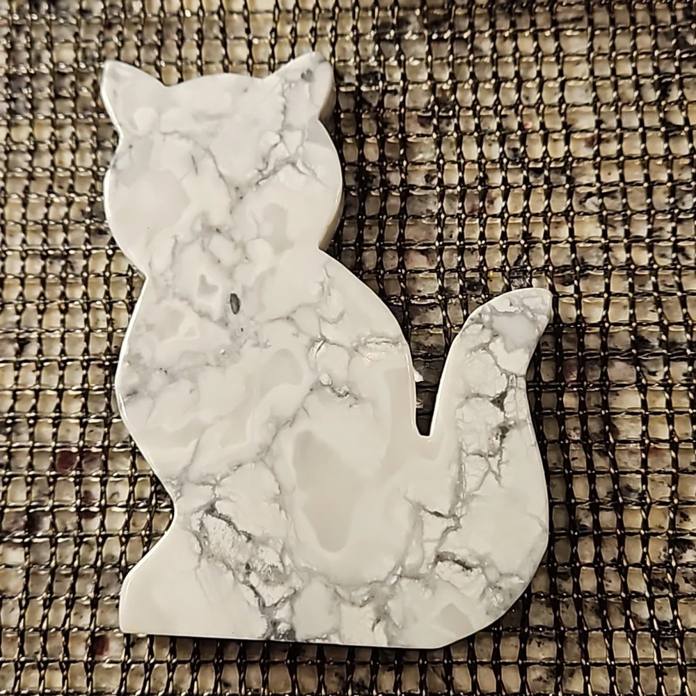 Howlite Cat Carving - Picture 2 of 3